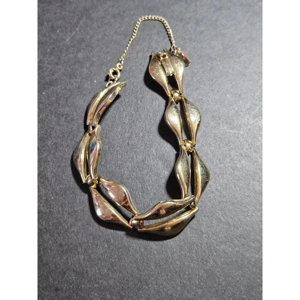 Vintage Monet gold tone bracelet 6.75